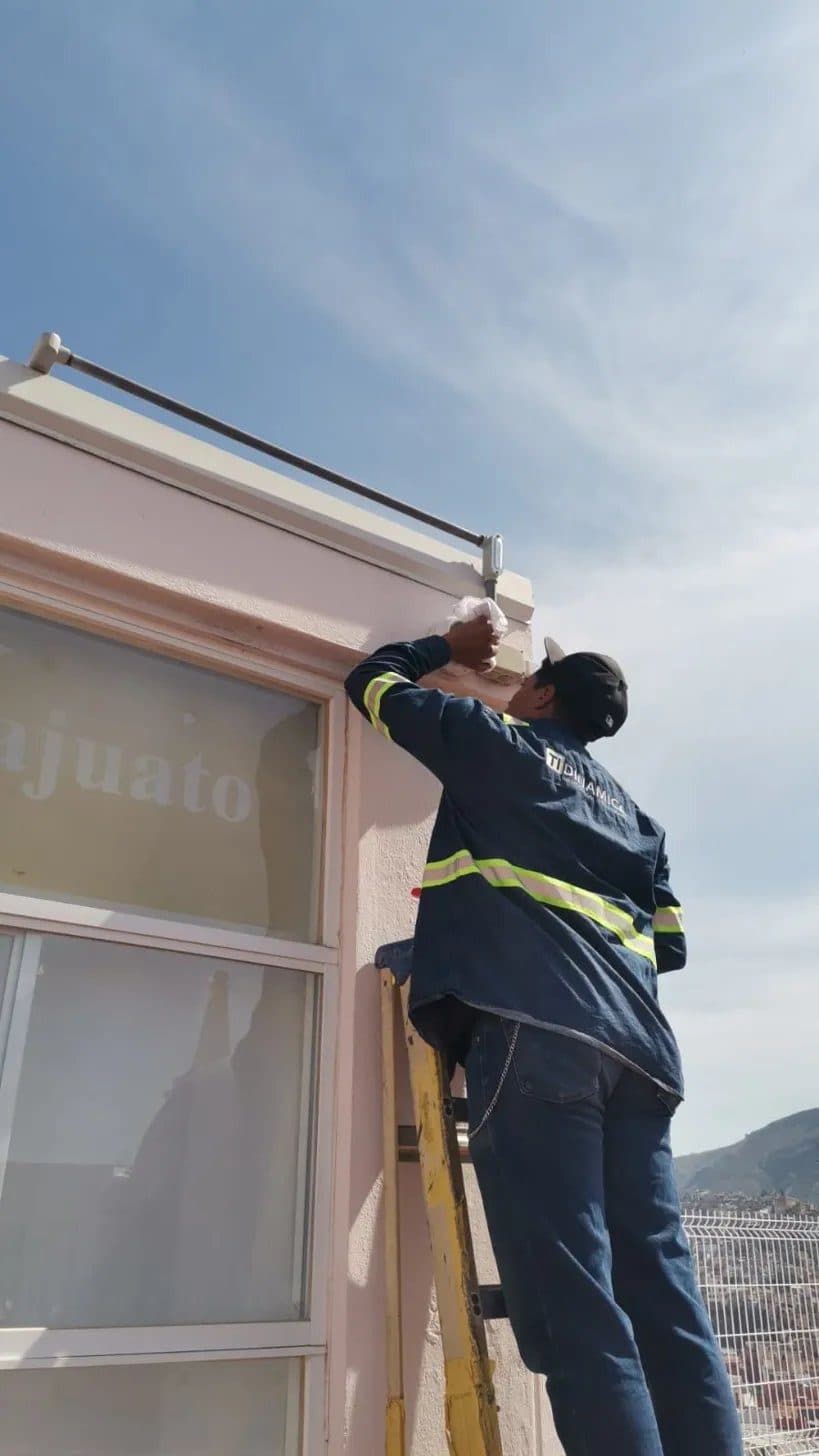 Técnico instalando cámara de seguridad en exterior