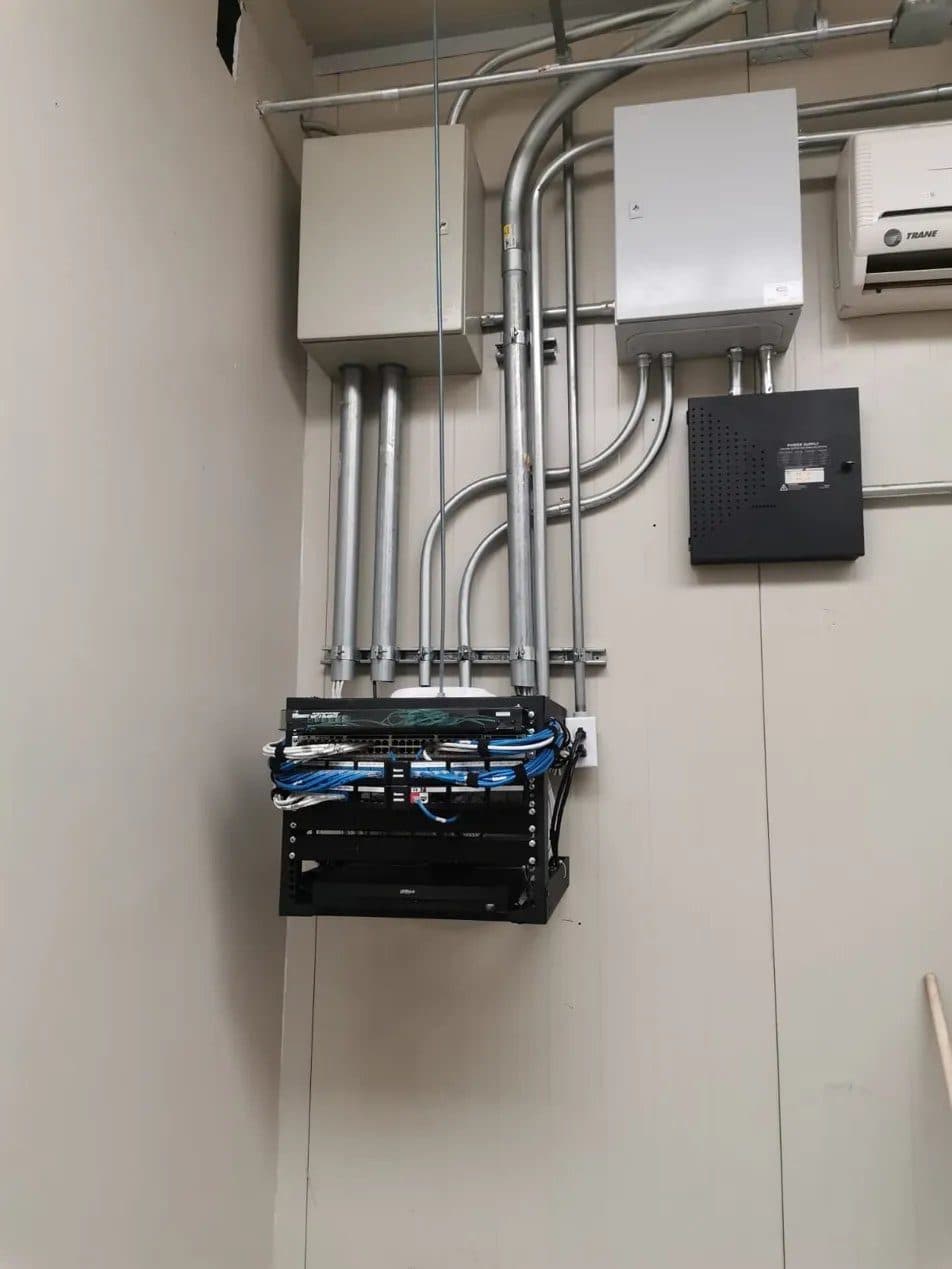 Rack de comunicaciones con cableado UTP y patch panel