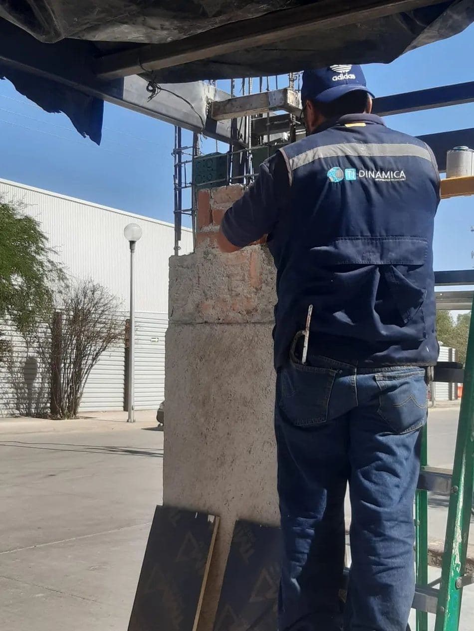 Técnico trabajando en instalación eléctrica